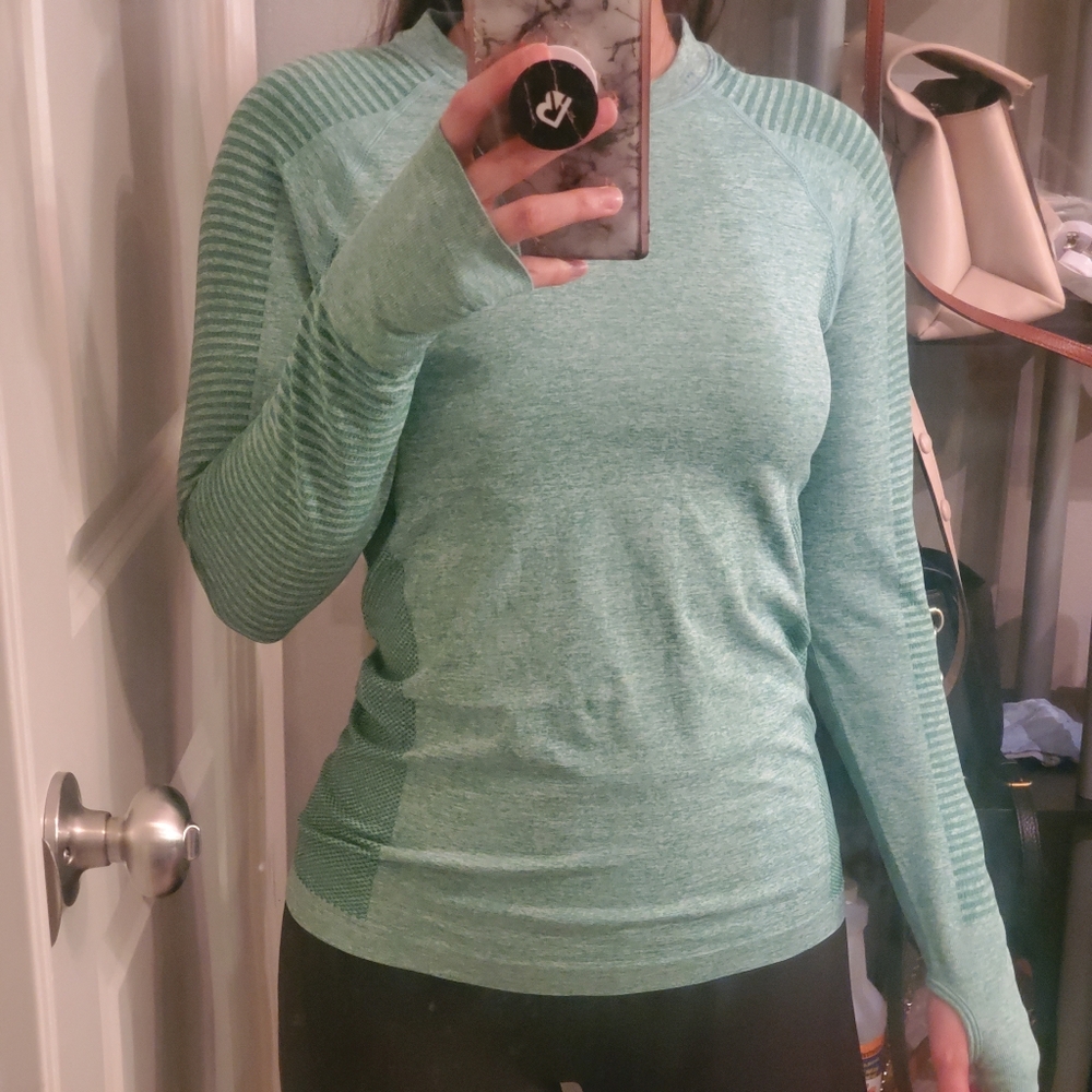 Athletic long-sleeve seamless tshirt